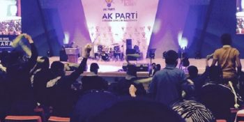 Duman Konseri Diye AKP Mitingine Götürülen Öğrencilerin Yaşadığı Şoku Anlatan 6 GIF