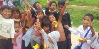 Türk Süper Kahramanın Kamboçya’da Açtığı Aynebilim Aşevi’ne Destekte Bulunmak İçin 14 Dünya Güzeli Neden