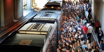 İnsanı Aynı Anda Hem Halaya, Hem Depresyona Gark Eden 8 İnsan Faktörü