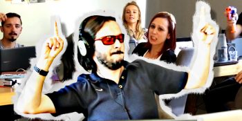 Ofiste Kulaklıkla Müzik Dinlerken Oluşan Klişe Durumlar [Video]