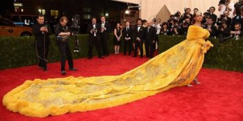 Rihanna’nın Damgasını Vurduğu Met Galasına Sosyal Medyadan 16 Eğlenceli Monte