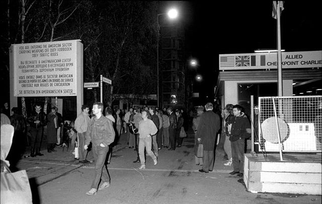 10-kasim-1989da-dogu-almanya-vatandaslari-checkpoint-charlieden-yuruyerek-bati-berline-gecti-listelist