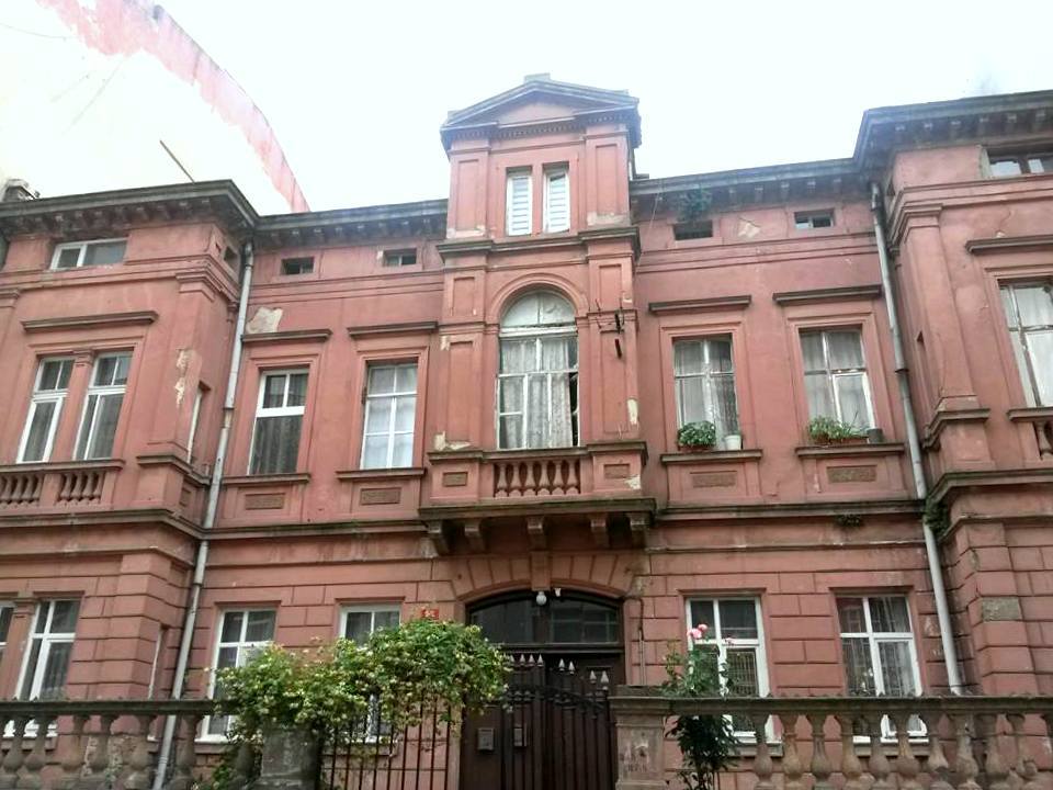 11) YÜZ YILDIR ZAMANA KAFA TUYAN APARTMANLAR
