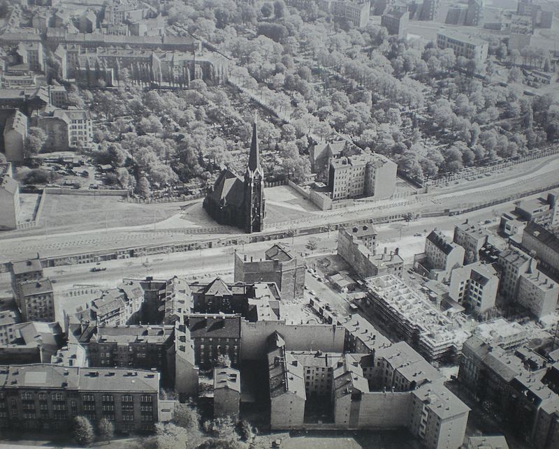 13-agustos-1961de-orulen-dogu-ve-bati-berlin-arasindaki-bu-beton-duvarin-uzunlugu-155-kilometreydi-listelist