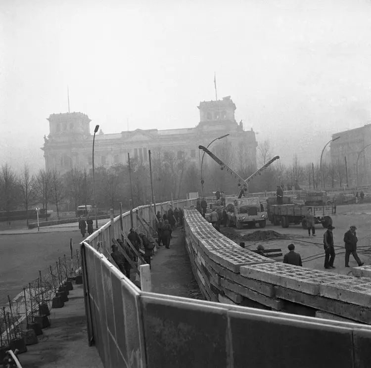 3.60-metre-yuksekligindeki-duvar-soguk-savasin-simgesi-olarak-28-yil-varligini-surdurdu-listelist