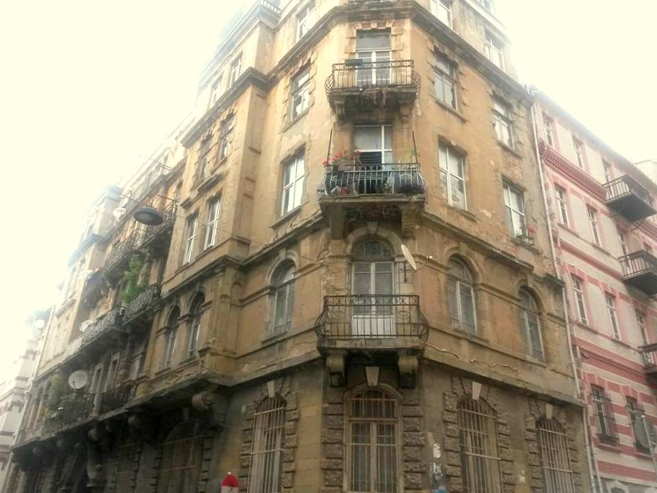 6) ART-NOUVEAU TARZINDA SÜSLENMİŞ EVLER