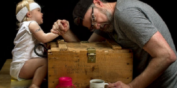 Fotoğraf Albümlerinin Farklı Olmasını İsteyen Baba ve Kızının Birbirinden Komik 12 Fotoğrafı