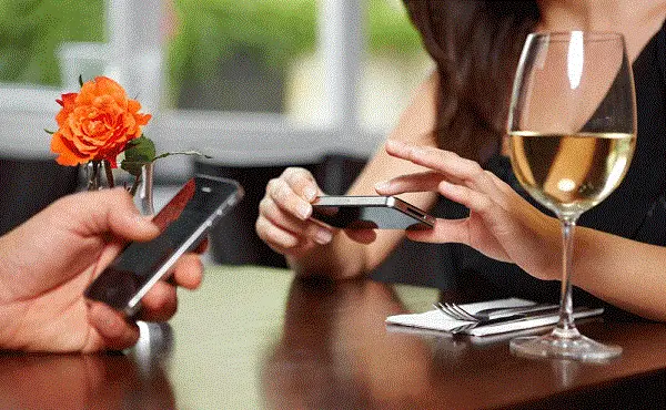 couple-texting