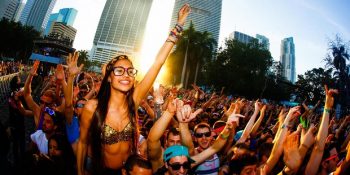 Ortamlara Parmak Basalım: Cuma Gecesinin Hüzünlü İnsanlarına Çılgın Attırıyoruz