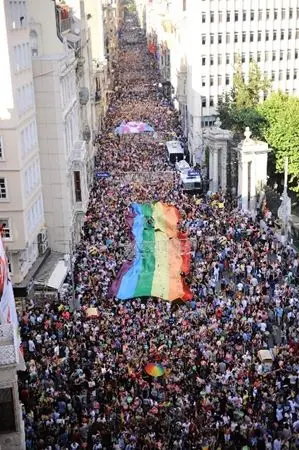 TAKSİM'DE 12. LGBTİ ONUR YÜRÜYÜŞÜ TAKSİM’DE 22. LGBTİ ONUR HAFTASI KAPSAMINDA 12. İSTANBUL LGBTİ ONUR YÜRÜYÜŞÜ GERÇEKLEŞTİRİLDİ İSTİKLAL CADDESİ'NDEKİ FRANSIZ BAŞKONSOLOSLUĞU ÖNÜNDE TOPLANAN BİNLERCE KİŞİ, GÖKKUŞAĞI RENGİNDEKİ BAYRAĞIN ARKASINDA TAKSİM TÜNEL'E YÜRÜDÜ