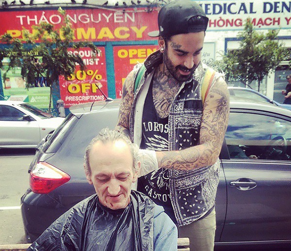 homeless-haircuts-drug-addiction-street-barber-nasir-sobhani-17