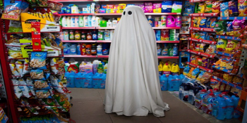 Dünya İle Instagram Arasında Sıkışıp Kalan Bay Hayalet