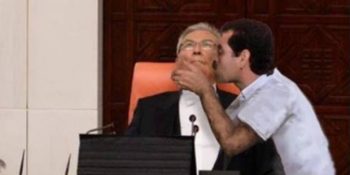 Deniz Baykal’ı Siyasete Döndüğüne Pişman Ettirecek 15 Absürt Monte