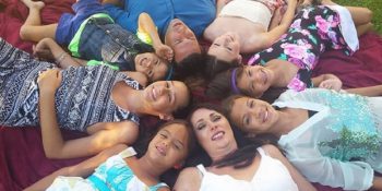 Beyin Kanserinden Ölen Bir Anne ve Onun 4 Kızını Evlatlık Alan Bir Arkadaşın Hikayesi