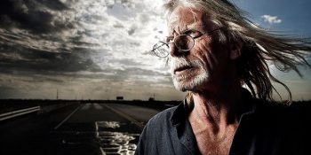 Evsiz İnsanlar İçin Umut Işığı Olan Bir Fotoğrafçının Hikayesi