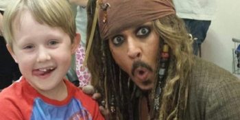 Johnny Depp Jack Sparrow Kılığına Girerek Hasta Çocukların Hayallerini Gerçekleştirirse