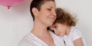 8 Fotoğrafla Ölmekte Olan Bir Annenin 4 Yaşındaki Kızına Hazırladığı Duygu Dolu Kutu