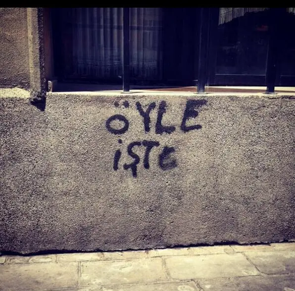 oyle-iste-duvar-yazisi
