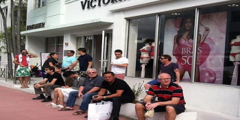 Alışverişte Sevgilisini Bekleyen Erkeklerin Çilesinin Kanıtı 13 Fotoğraf