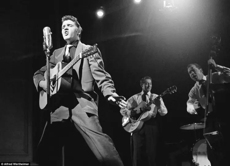 53-27991-elvis-pr-shot-by-alfred-wertheimer-1438720898