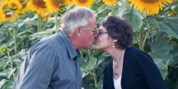 Kanserden Kaybettiği Karısı İçin Kocaman Bir Araziye Onun En Sevdiği Çiçekleri Eken Adam