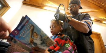 Çocukları Okula Motive Etmek İçin Kitap Okumaları Karşılığında Saçlarını Kesen Berber