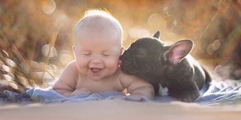 Aynı Gün Doğan Bir Bebekle Köpeğin Masum Arkadaşlık Hikayesi