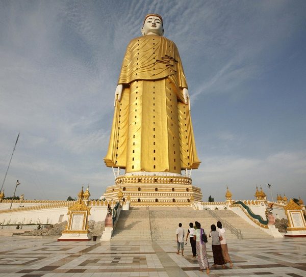 People visit the giant standing Buddha in Monywa, about 136 km (85 miles) northwest of Mandalay on June 16, 2009. Picture taken on June 16. REUTERS/Soe Zeya Tun (MYANMAR SOCIETY IMAGES OF THE DAY RELIGION)