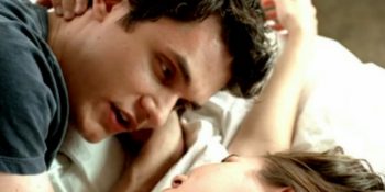 Sivrisineğin İşini Görmeden Önce Kulağımıza Vızlıyor Olabileceği 9 Şarkı