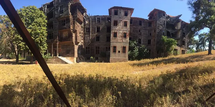1. Dünyanın En Büyük Ahşap Binalarından Biri