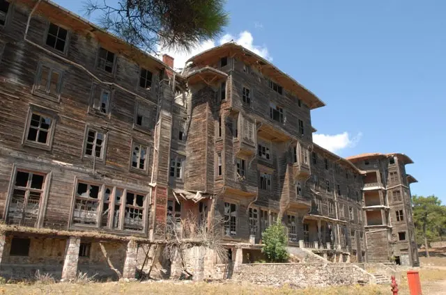 16. Boynu Bükük ve Yalnız Yetimhane