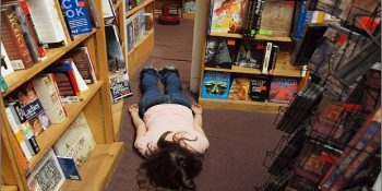 Kitabevinde Çalışmanın Dünyanın En Büyülü İşi Olmadığının 7 Tozlu Kanıtı