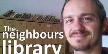 ‘Komşu Kütüphanesi’ Hareketi İle Okumaya Teşvik Eden ve Komşularıyla Tanışan Adam