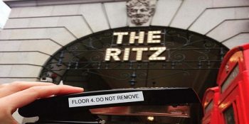 Çalışılan Ofisin Demirbaşı Olan Zımbasıyla Dünya Turuna Çıkmak