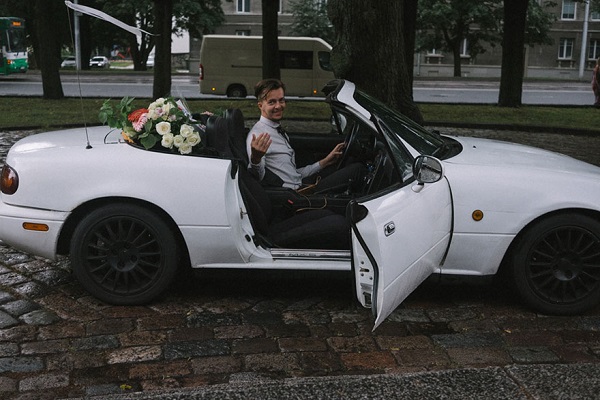 bride-photographer-wedding-own-liisa-luts-13 car