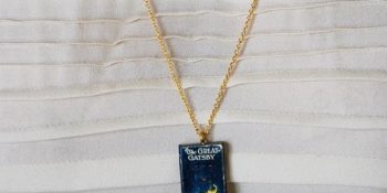 Kitaplarını Kalbine Yakın Yerlerde Taşımak İsteyenler İçin: Kitap Kolyeler