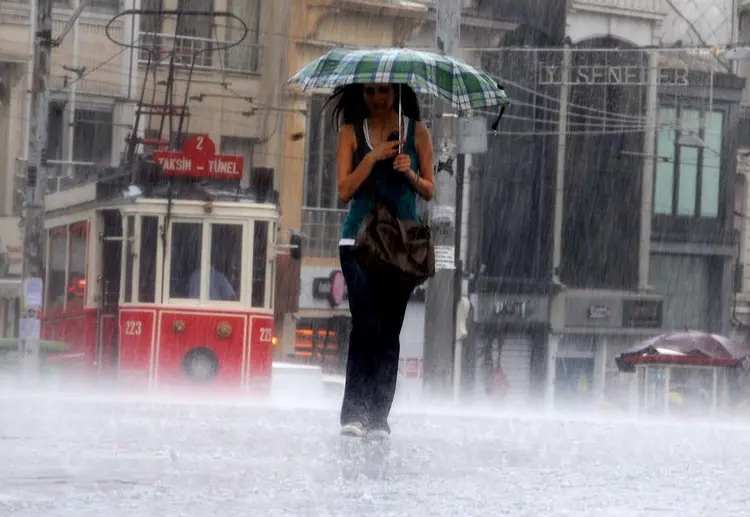TAKSIM'DE SABAH SAATLERINDE 15 DAKIKA SAGANAK SEKLINDE YAGAN YAZ YAGMURU, CEVREDEKILERE ZOR ANLAR YASATTI FOTO MUSTAFA OZDABAK/ISTANBUL,(DHA)