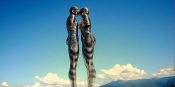 Gürcistan’daki Heykele Esin Kaynağı Olan Kavuşamayan Aşıklar Ali ve Nino’nun Hikayesi