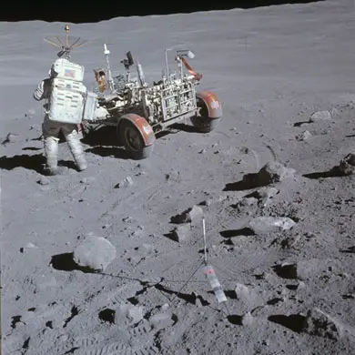 Apollo-16-landing-on-moon-001