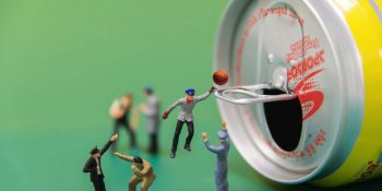 17 Fotoğrafta Her Gün Kullandığımız Eşyalarla Uğraşan Minik İnsanlar