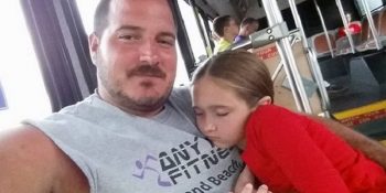 Kızının Saçını Yapmayı Öğrenen ve Diğer Yalnız Babalara da Öğreten Güzeller Güzeli Baba