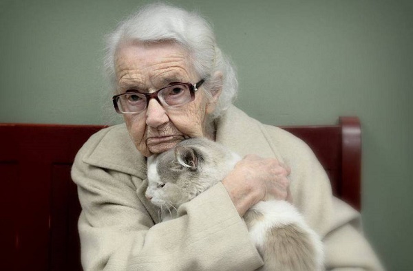 WOMAN-WITH-CAT-
