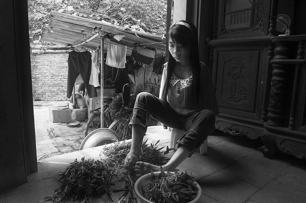 after-the-war-vietnamese-girl-born-without-arms-lives-n