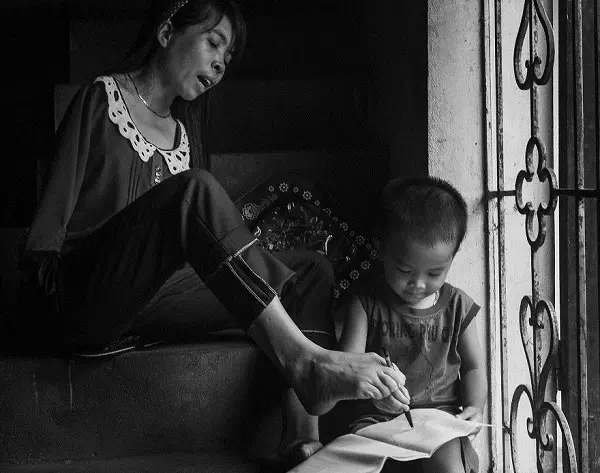 after-the-war-vietnamese-girl-born-without-arms-lives-normal-