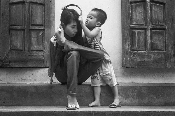 after-the-war-vietnamese-girl-born-without-arms-lives-normal-life-