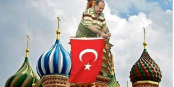 World Languages Sayfasını Balkona Bayrak Asan Adamla Trolleyen Türkler