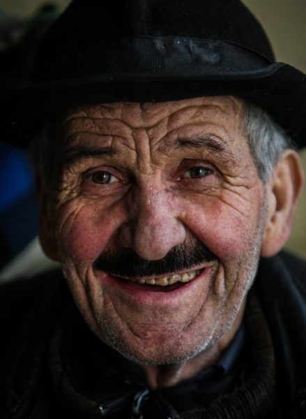 Bursa'da, galericilik yaparken 10 yıl önce iflas eden 72 yaşındaki Mehmet Yavuz, ucuza temin ettiği ikinci el ayakkabıları onarıp satarak geçimini sağlıyor. Demirtaşpaşa Metro İstasyonu yakınındaki bir alt geçitte açtığı dükkanda, çöpten topladığı ve vatandaşlardan aldığı ayakkabıları tamir eden Mehmet Yavuz, kendi yaptığı küçük teneke sobada ısınmaya çalışıyor. (Sergen Sezgin - Anadolu Ajansı)