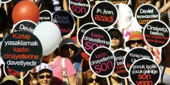 Erkeklerin Yeni Yılda Kadınlara Verebileceği En Anlamlı 17 Hediye