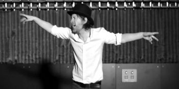 Klibi Siyah-Beyaz Olan 18 Şarkı