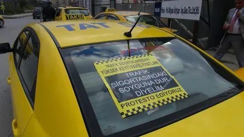 Kadikoy'de Kartal Taksi Duraklari Dernegi tarafindan duzenlenen eylemde zorunlu trafik sigortalarina yapilan zamlar protesto edildi. Eyleme evden eve nakliyecilik yapan esnaf de destek verdi.